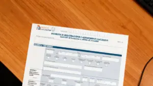 Modulo dell'Agenzia delle Entrate per la registrazione dei contratti di locazione su una scrivania