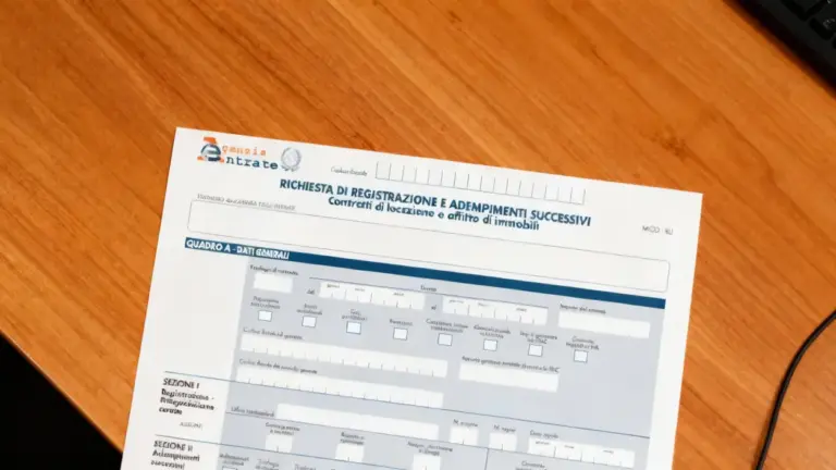 Modulo dell'Agenzia delle Entrate per la registrazione dei contratti di locazione su una scrivania