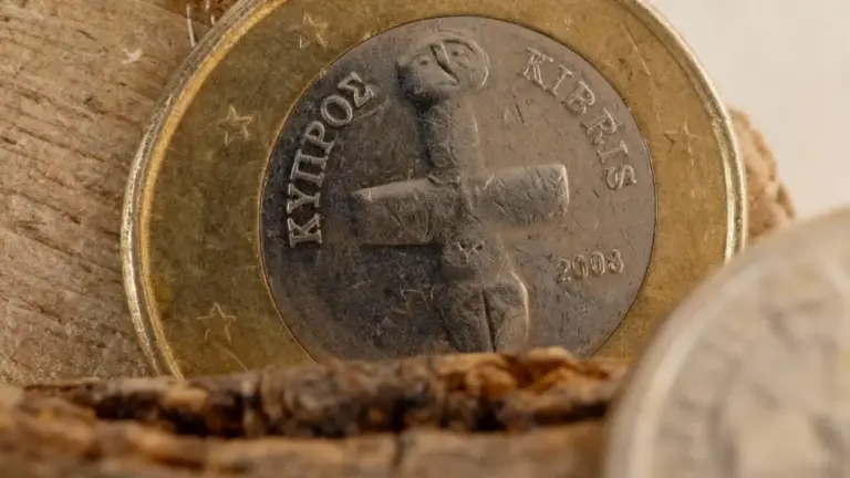 Moneta da 1 euro con figura a forma di croce, emessa da Cipro nel 2008