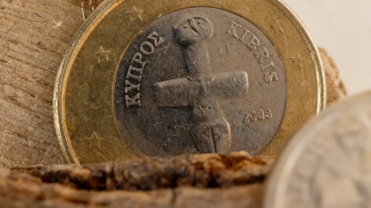 Moneta da 1 euro con figura a forma di croce, emessa da Cipro nel 2008