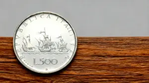 Una moneta da 500 lire italiane poggiata su una superficie in legno