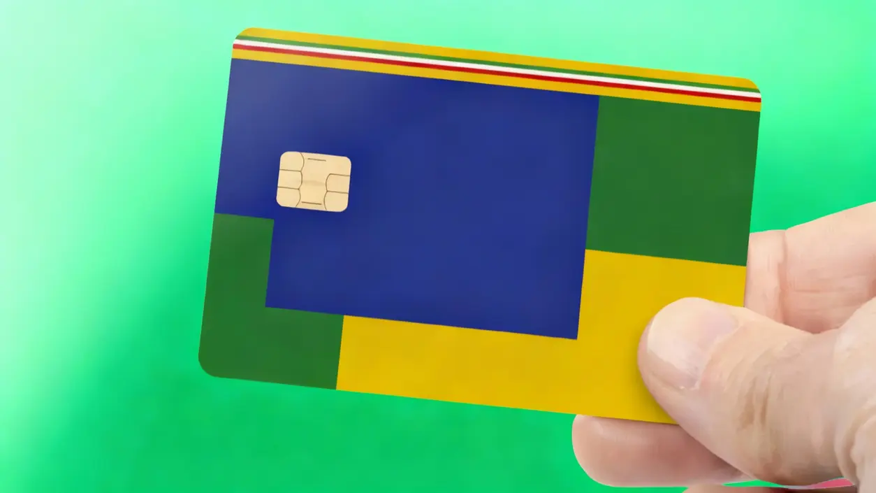 Una mano tiene una carta elettronica colorata su sfondo verde