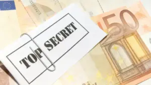 Una banconota da 50 euro sotto un foglio con scritta riservata e una graffetta