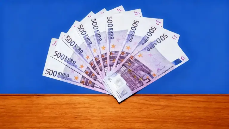 Banconote da 500 euro disposte a ventaglio su un tavolo di legno