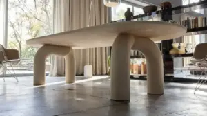 Tavolo di design moderno con gambe arcuate in un salotto luminoso