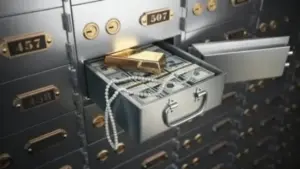 Cassetta di sicurezza bancaria aperta con denaro contante, lingotti d'oro e una collana di perle