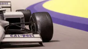 Dettaglio di un'auto da corsa con la scritta CAI-post su sfondo colorato