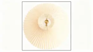 Dettaglio di una lampada da tavolo anni '60 con paralume pieghettato e finitura in ottone