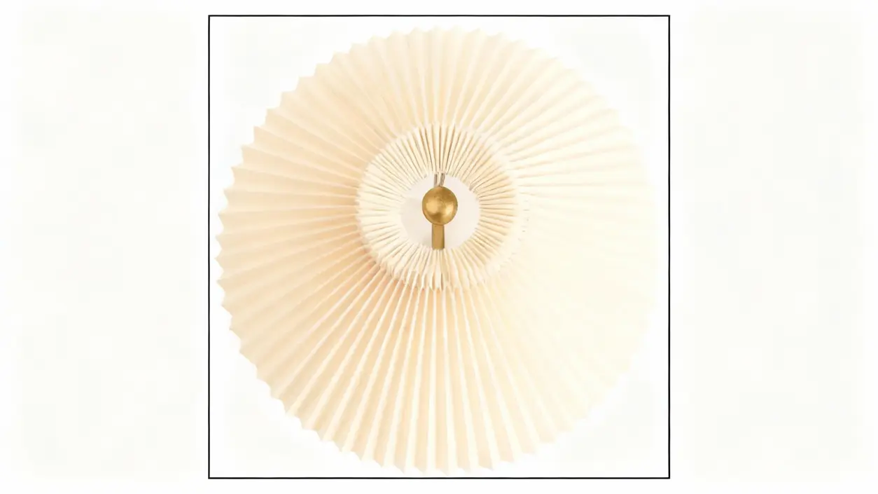 Dettaglio di una lampada da tavolo anni '60 con paralume pieghettato e finitura in ottone