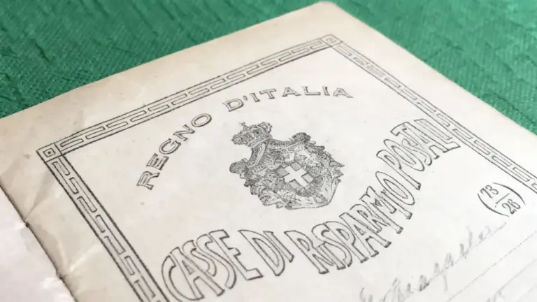 Vecchio libretto postale del Regno d'Italia su sfondo verde