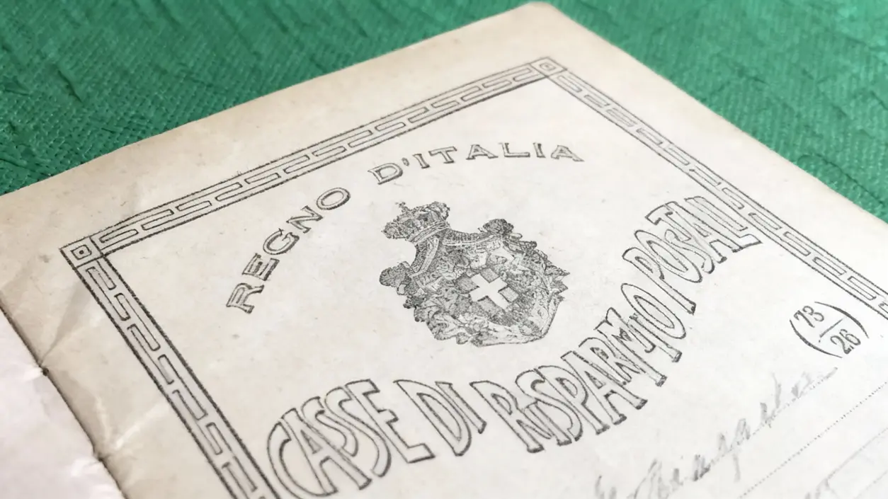 Vecchio libretto postale del Regno d'Italia su sfondo verde