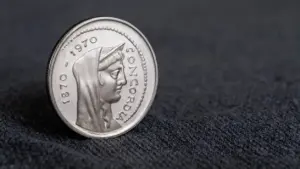 Moneta italiana con profilo femminile e scritta 'Concordia', datata 1870-1970