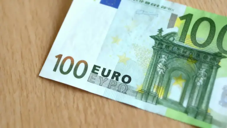 Dettaglio di una banconota da 100 euro su superficie in legno