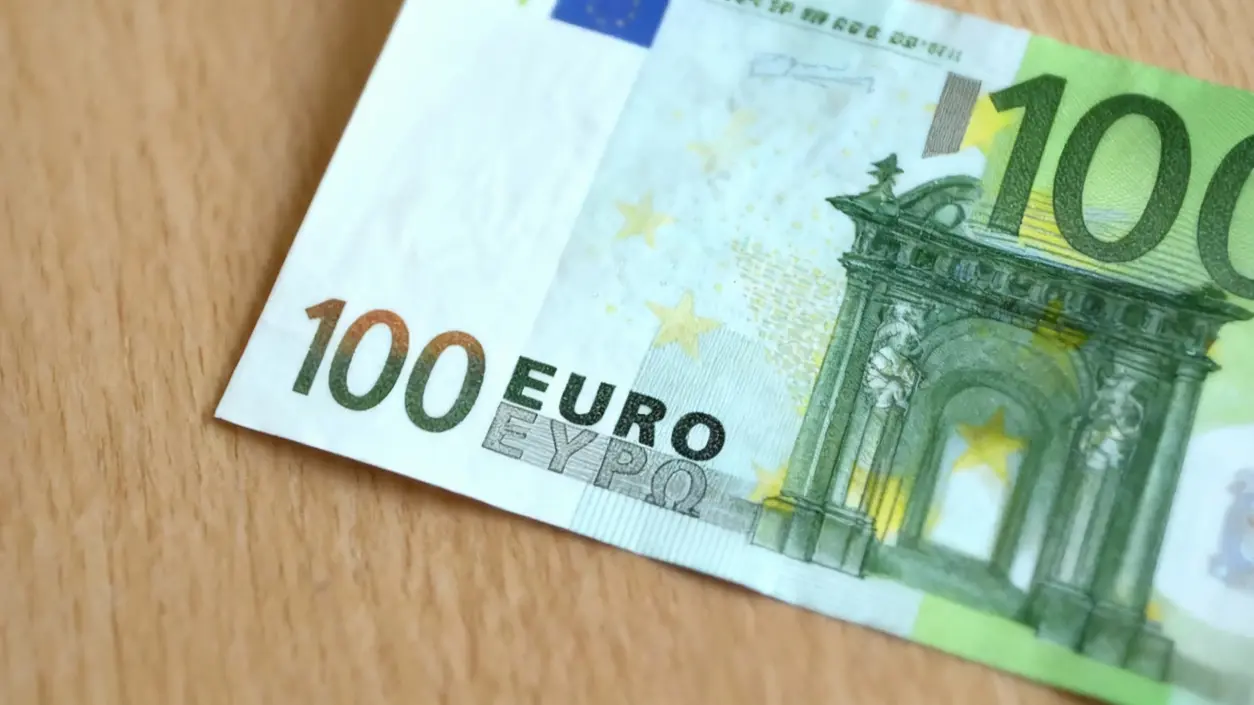 Dettaglio di una banconota da 100 euro su superficie in legno