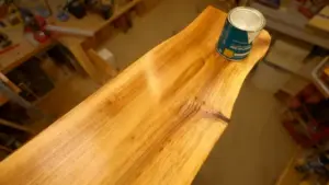 Ripiano in legno levigato con una lattina posata sopra in un laboratorio di falegnameria