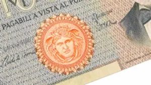 Dettaglio di una vecchia banconota italiana con un disegno arancione e motivi decorativi